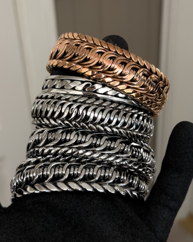 Håndlagde armbånd i stål og rustfritt